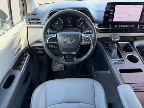 Used 2023 Toyota Sienna XLE FWD image 27