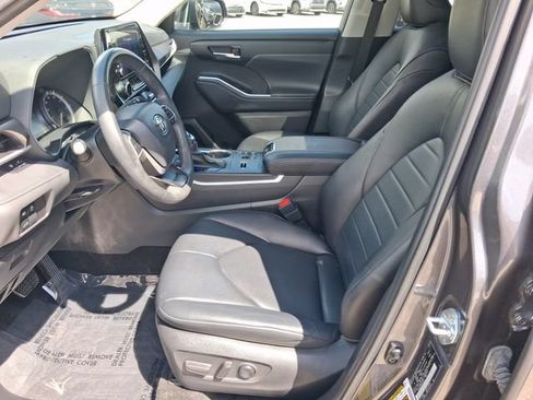 Used 2024 Toyota Highlander XLE FWD image 12
