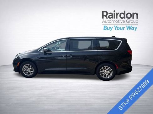 Used 2023 Chrysler Pacifica Touring-L image 4