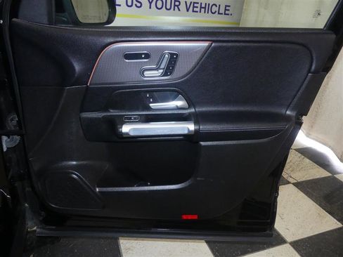 Used 2020 Mercedes-Benz GLB 250 4MATIC w/ Premium Package image 27