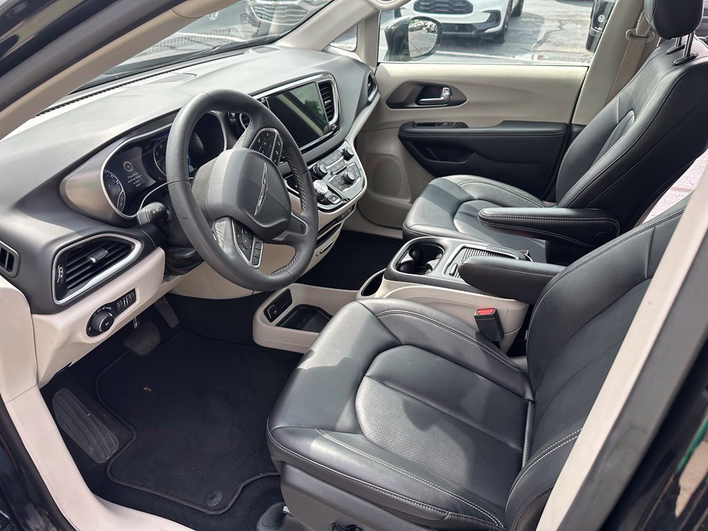 Used 2024 Chrysler Pacifica Touring-L FWD image 9