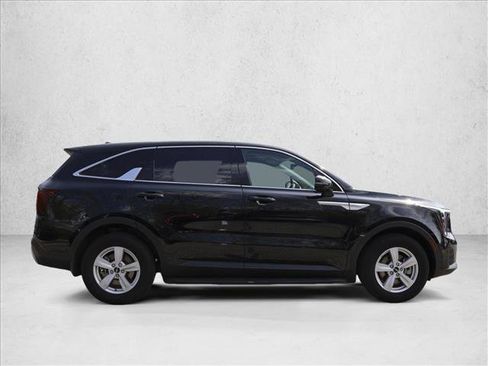 Used 2025 Kia Sorento LX FWD image 4
