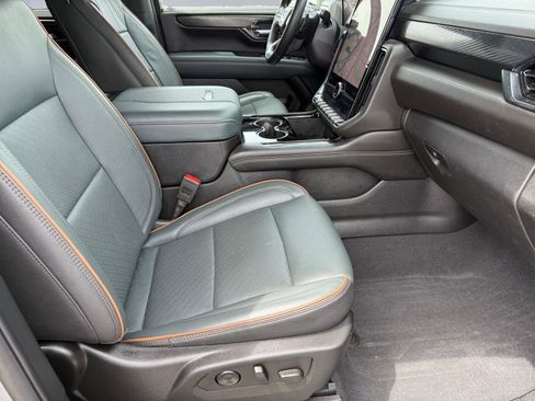 Used 2025 GMC Yukon AT4 w/ AT4 Premium Package AWD/4WD image 19
