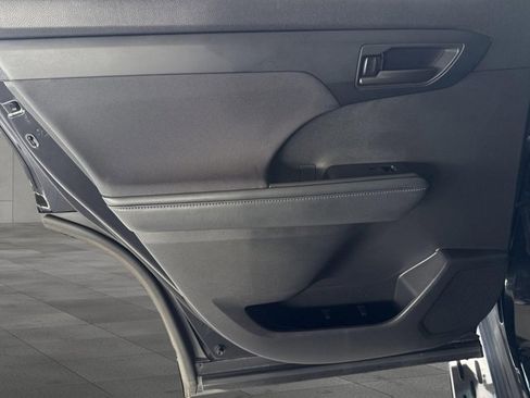 Used 2022 Toyota Highlander L image 25