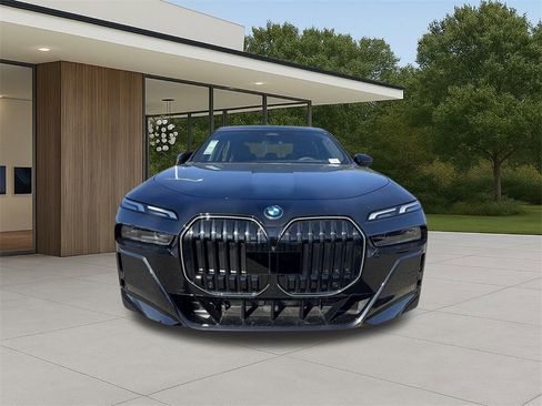 New 2025 BMW 750e xDrive w/ Premium Package image 2