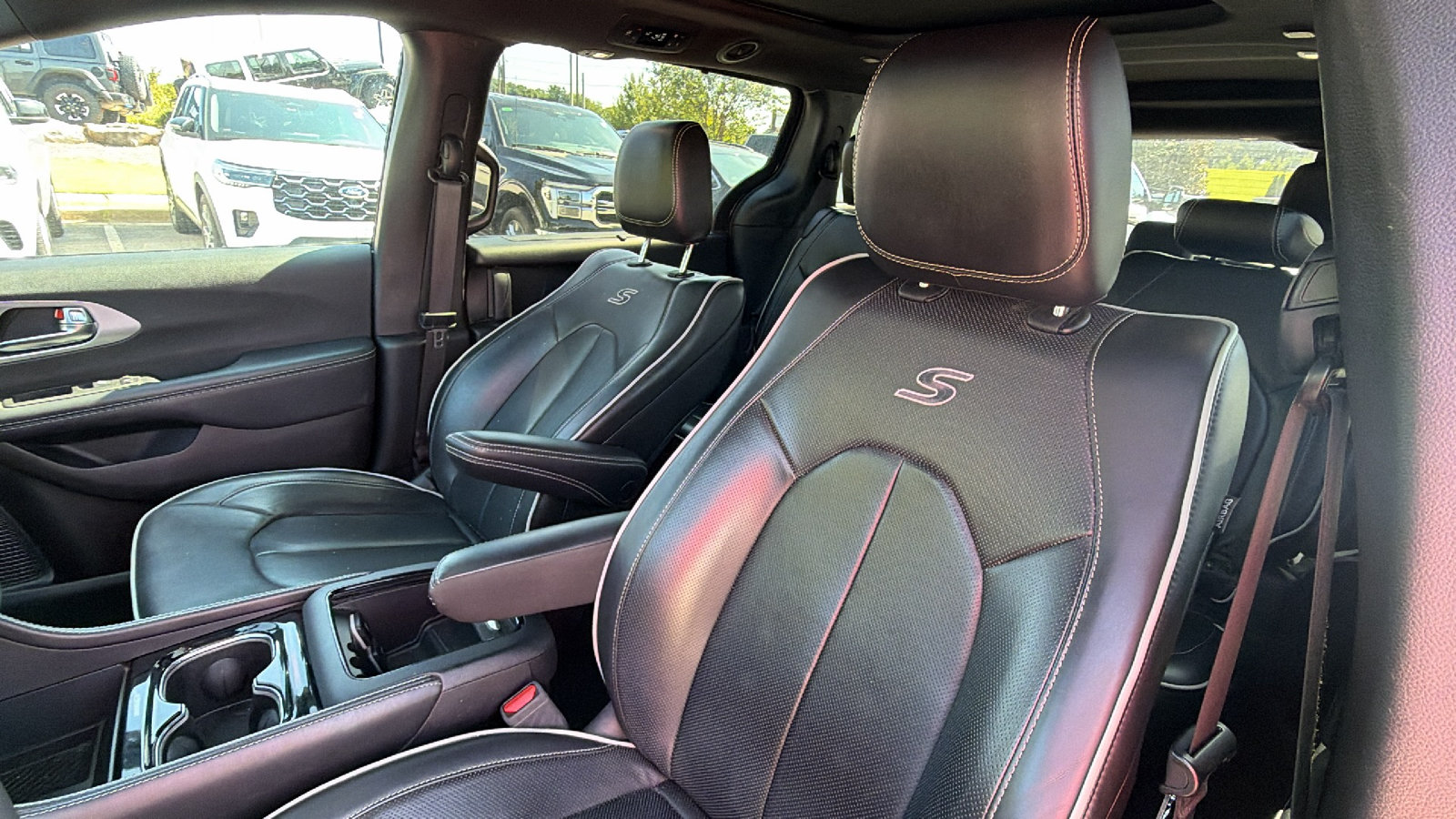 Used 2025 Chrysler Pacifica Limited FWD image 18
