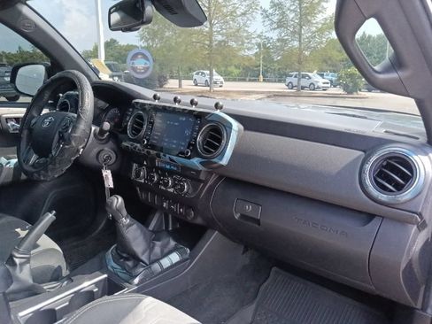 Used 2022 Toyota Tacoma TRD Off-Road AWD/4WD image 33