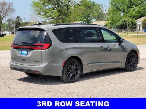 Used 2025 Chrysler Pacifica Limited FWD image 5