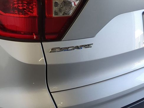 Used 2019 Ford Escape SE FWD image 16
