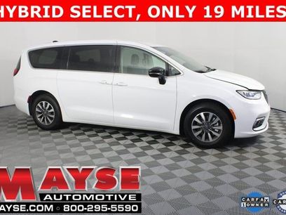 Used 2024 Chrysler Pacifica Select