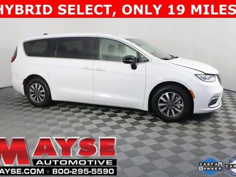 Used 2024 Chrysler Pacifica Select image 1