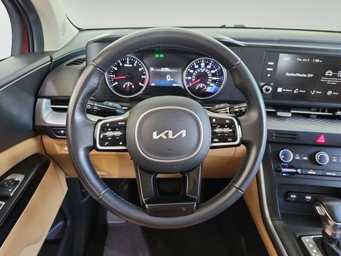 Certified 2023 Kia Carnival LX FWD image 9