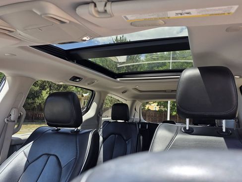 Used 2018 Chrysler Pacifica Limited FWD image 30