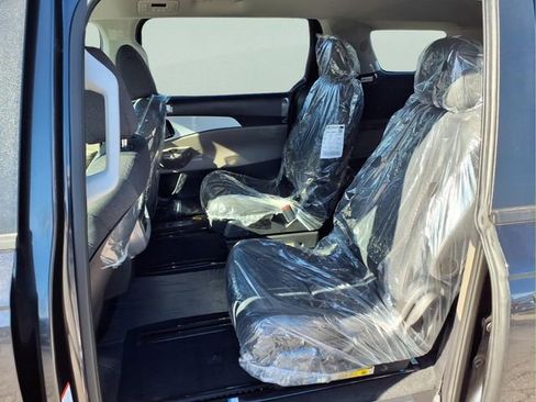 New 2026 Kia Carnival LX image 17