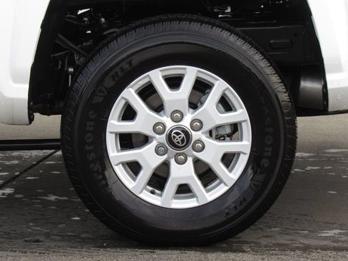 Certified 2025 Toyota Tacoma SR5 AWD/4WD image 36