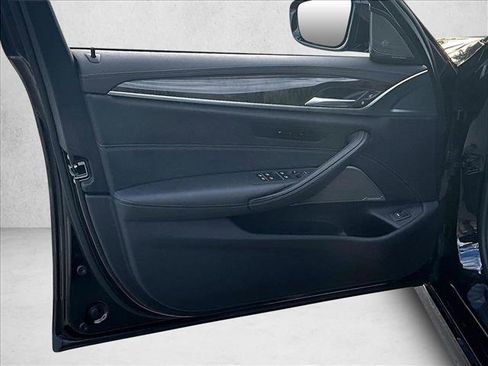 Used 2022 BMW M550i xDrive w/ Executive Package image 17