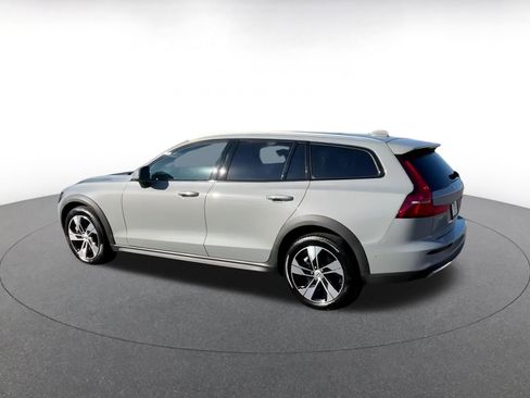 Used 2025 Volvo V60 B5 Cross Country Plus image 9