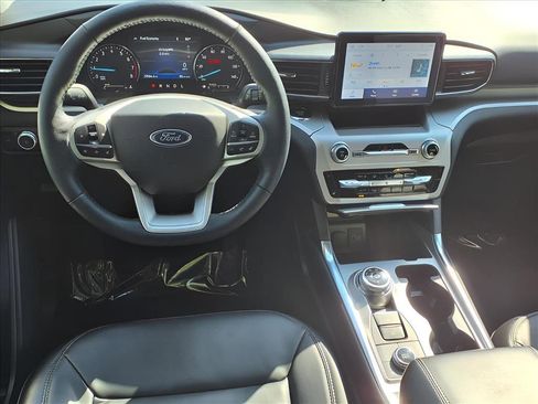 Used 2022 Ford Explorer XLT w/ Equipment Group 202A image 3