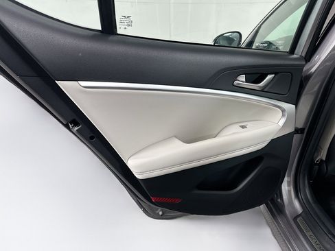 Used 2025 Genesis G70 2.5T image 27