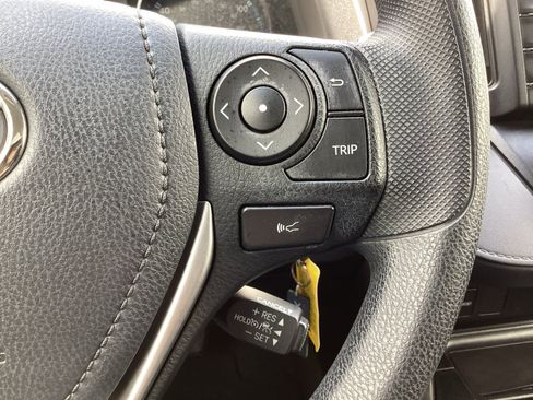 Used 2017 Toyota RAV4 LE FWD image 6