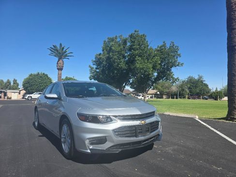 Used 2018 Chevrolet Malibu LT FWD image 1