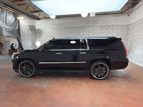 Used 2020 Cadillac Escalade ESV Luxury AWD/4WD image 4