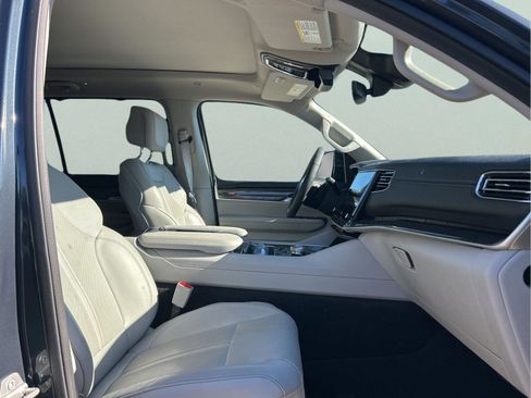 Used 2024 Jeep Wagoneer Base w/ Premium Group I image 33