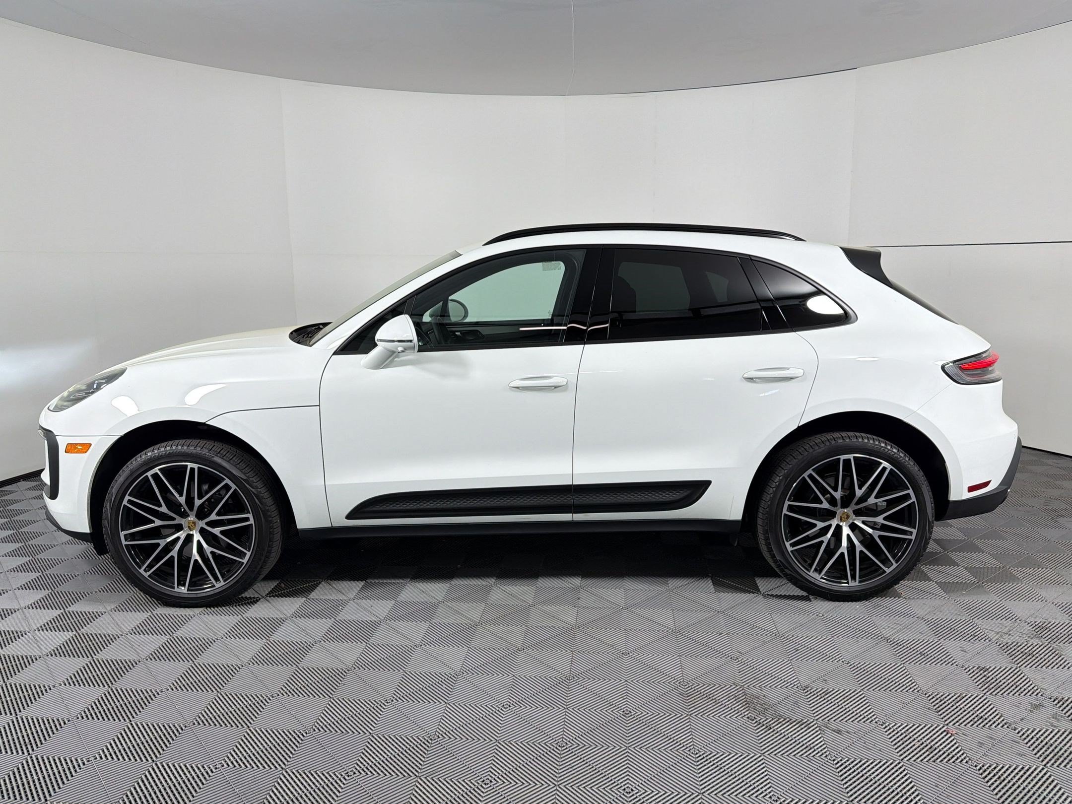 Certified 2026 Porsche Macan AWD/4WD image 2