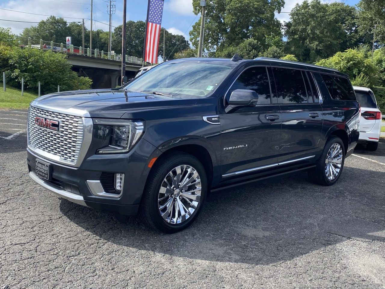 Used 2022 GMC Yukon XL Denali w/ Denali Ultimate Package AWD/4WD image 3