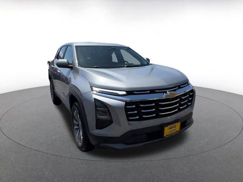 Used 2025 Chevrolet Equinox LT AWD/4WD image 3