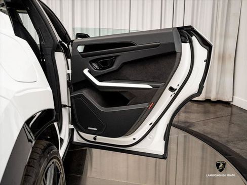 Used 2026 Lamborghini Urus SE AWD/4WD image 50