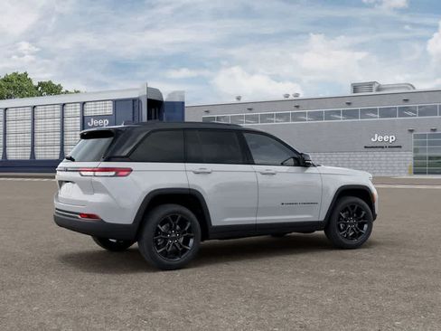 Used 2025 Jeep Grand Cherokee Limited AWD/4WD image 4