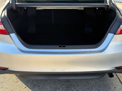 Used 2018 Toyota Camry LE image 4