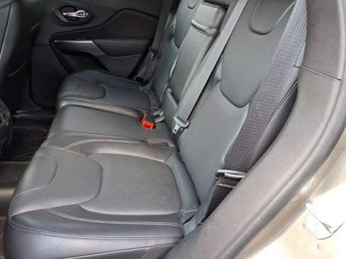 Used 2019 Jeep Cherokee Limited w/ Luxury Group AWD/4WD image 9