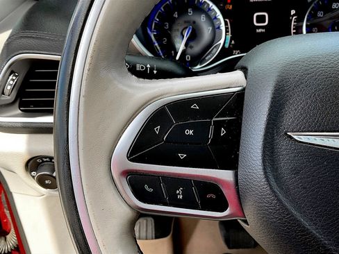 Used 2019 Chrysler Pacifica Limited image 17