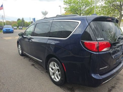 Used 2017 Chrysler Pacifica Touring-L w/ Tire & Wheel Group FWD image 4