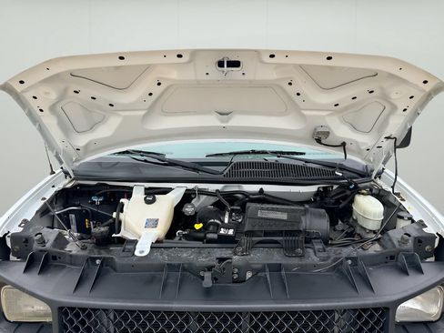 Used 2016 Chevrolet Express 2500 RWD image 14