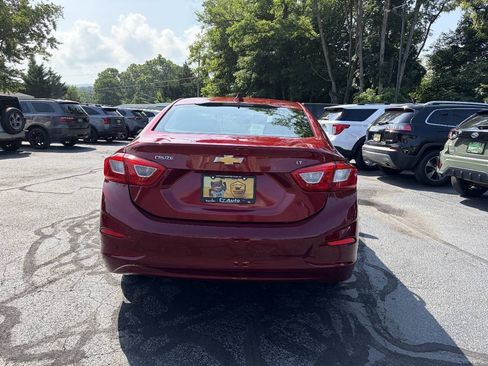 Used 2017 Chevrolet Cruze LT w/ Convenience Package FWD image 9