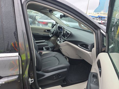 Used 2019 Chrysler Pacifica Touring-L Plus w/ Tire & Wheel Group image 11