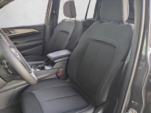 Used 2025 Jeep Grand Cherokee Laredo AWD/4WD image 15
