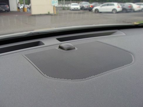 Used 2018 Land Rover Discovery Sport SE image 31