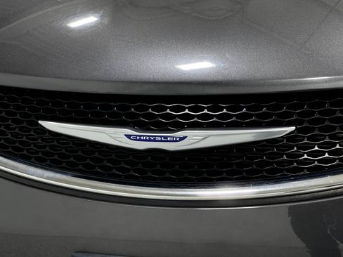 Used 2020 Chrysler Pacifica Limited FWD image 39