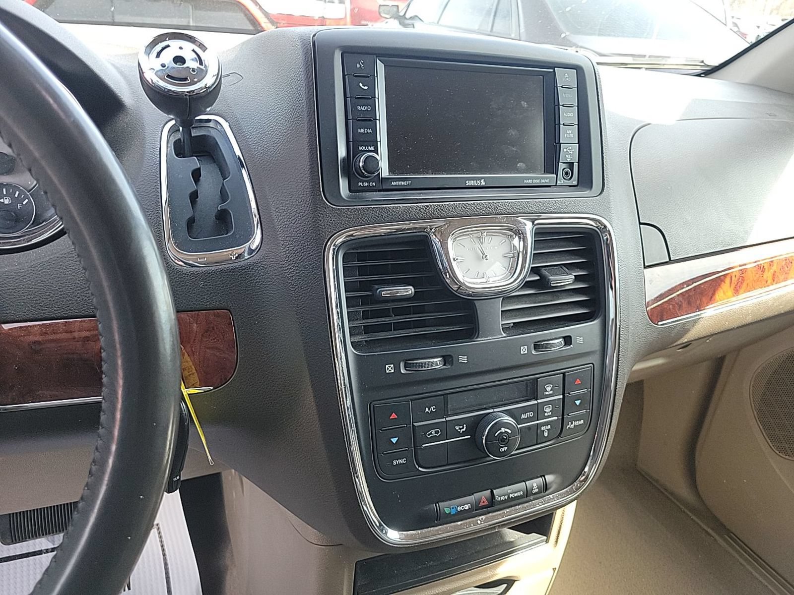 Used 2012 Chrysler Town & Country Touring w/ Entertainment Group #1 FWD image 6