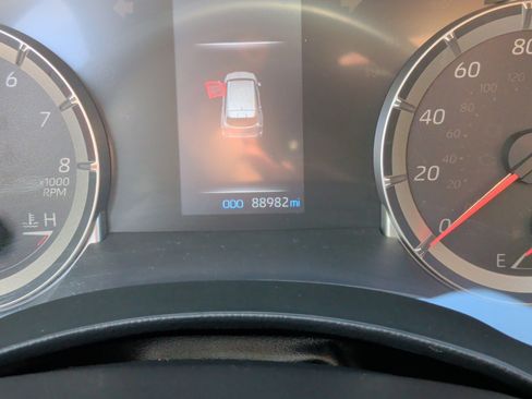 Used 2021 Toyota Highlander LE image 22