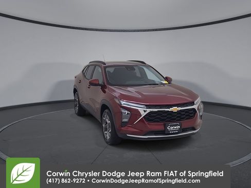 Used 2025 Chevrolet Trax LT w/ LT Convenience Package FWD image 3
