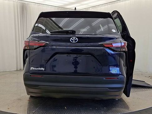 Used 2022 Toyota Sienna XLE image 7