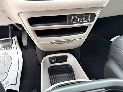 Used 2023 Chrysler Pacifica Touring-L FWD image 33