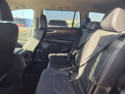Used 2025 Volkswagen Atlas SE AWD/4WD image 28