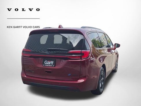 Used 2021 Chrysler Pacifica Limited w/ Uconnect Theater Family Group FWD image 3