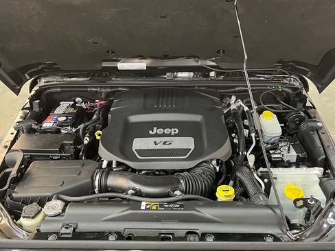 Used 2018 Jeep Wrangler Unlimited Rubicon w/ Cold Weather Group AWD/4WD image 6